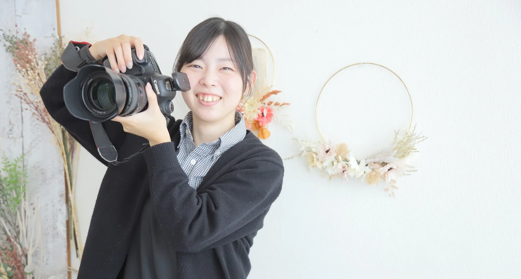 営業部Aさんのインタビュー写真（アルバムをお客様にご案内）