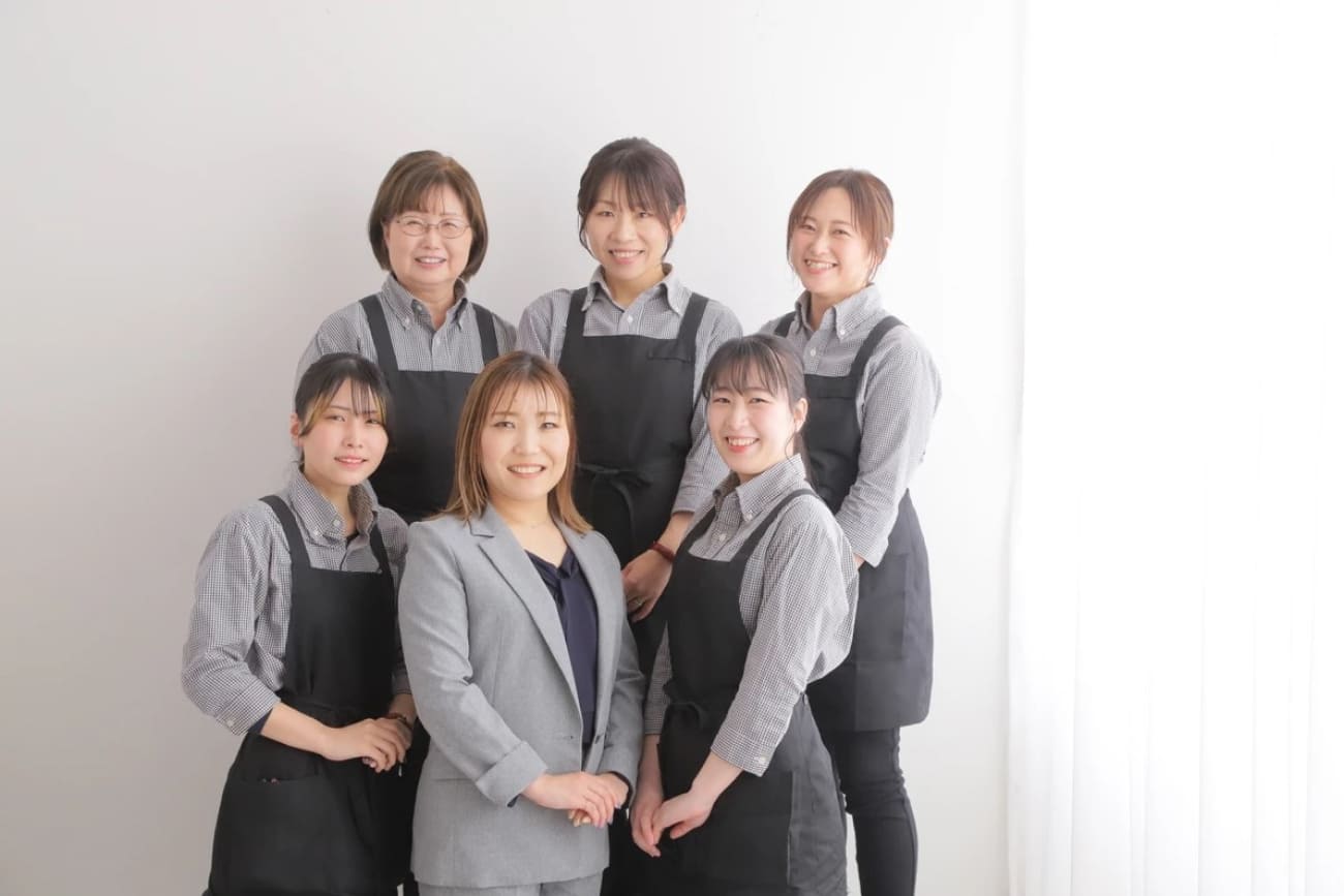 友人４人で袴を着て、紅葉を左手に写る写真