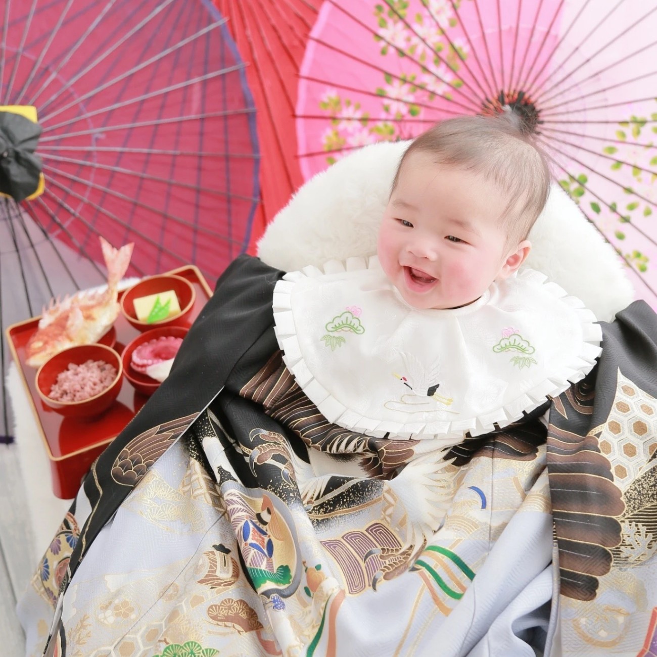和装を着た赤ちゃんの笑顔な写真